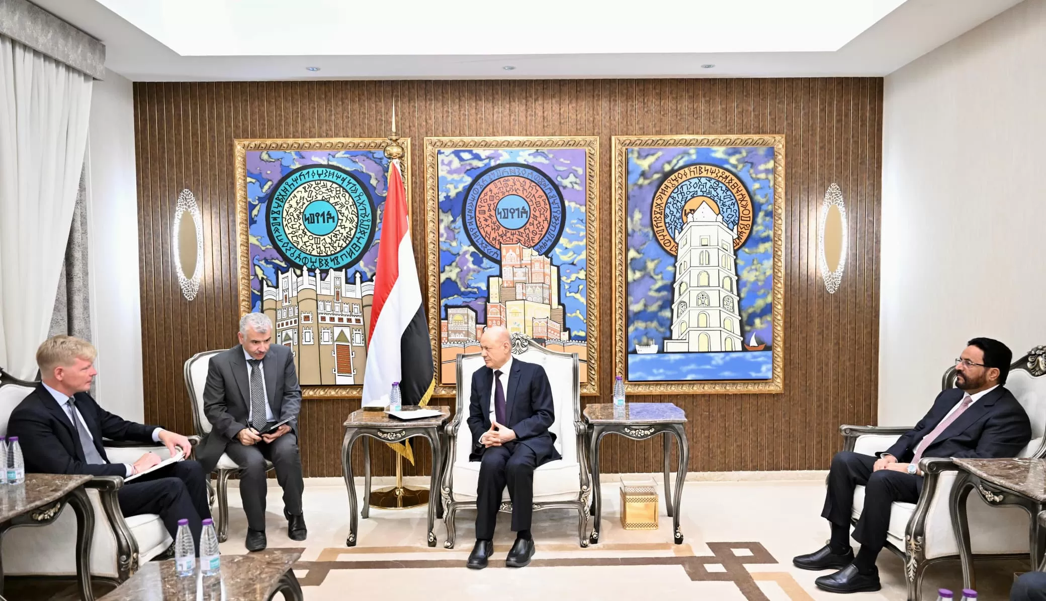 الرئيس العليمي: لا سلام في اليمن دون تفكيك البنية العنصرية والعسكرية للحوثيين