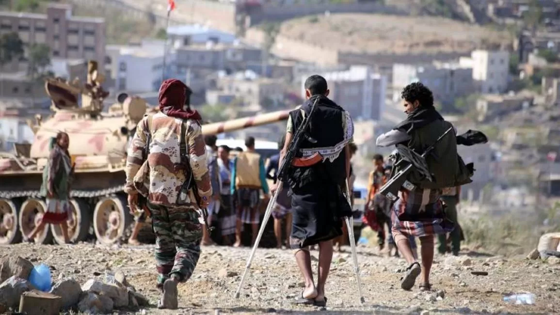 محور تعز: الجنود يقاتلون بلا رواتب والحكومة تتجاهل مطالب الجبهات