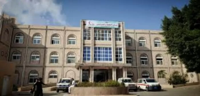 الحوثيون يحتجزون سيارة إسعاف في حجة ويعرقلون إنقاذ مرضى بحالات حرجة