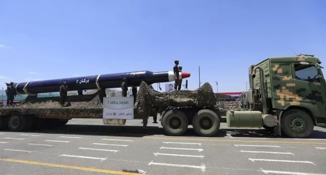 خبراء عسكريون: الحوثيون يطورون صواريخ عنقودية بدعم إيراني