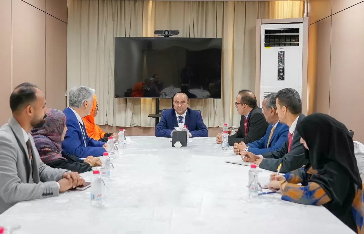 الحكومة تشدد على تعزيز التنسيق مع الشركاء الدوليين لضمان استدامة الخدمات الصحية