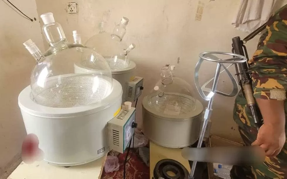 أمن المهرة يضبط معملاً سرياً لإنتاج المخدرات في مديرية شحن