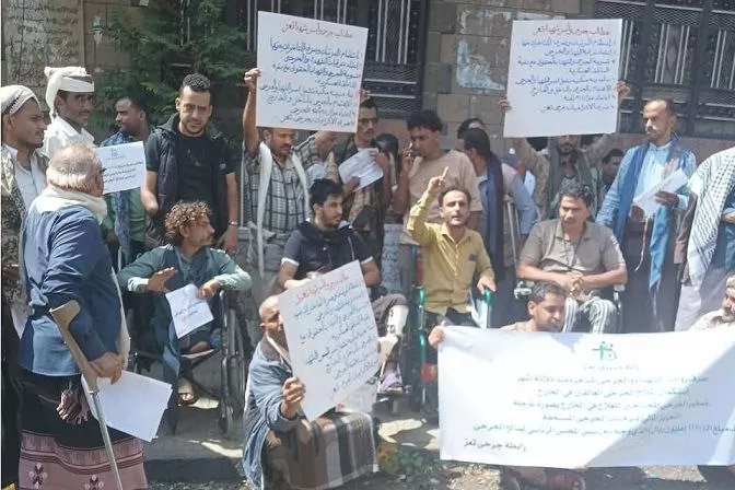 جرحى الجيش في تعز ومأرب يتظاهرون للمطالبة برواتبهم ومستحقاتهم العالقة