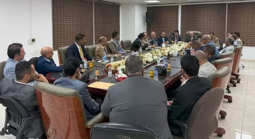 اجتماع في عدن يبحث تنظيم الواردات ومعالجة شح السيولة النقدية