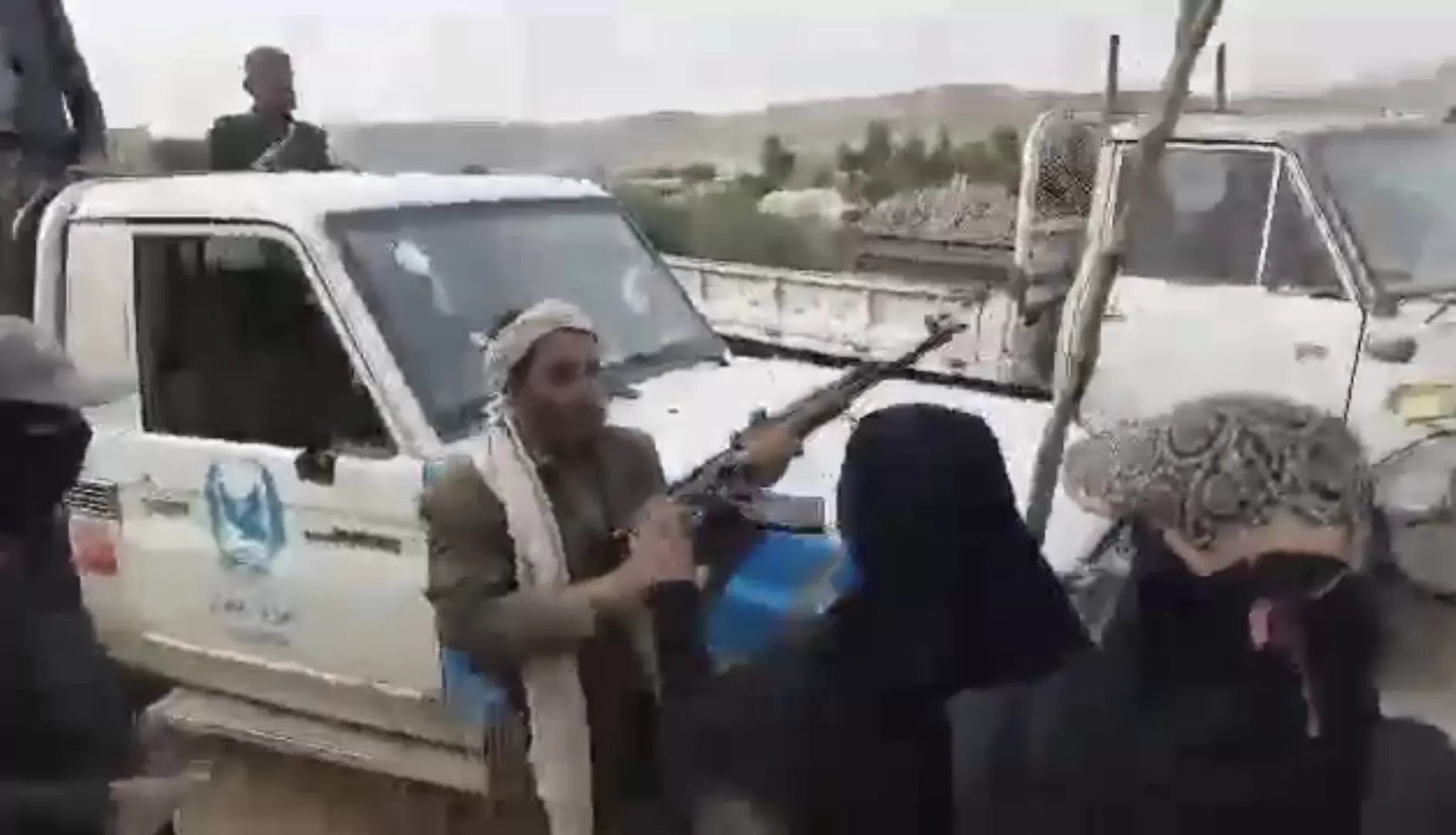 عناصر حوثية تعتدي على نساء في عمران أثناء احتجاجهن على بئر مخالفة