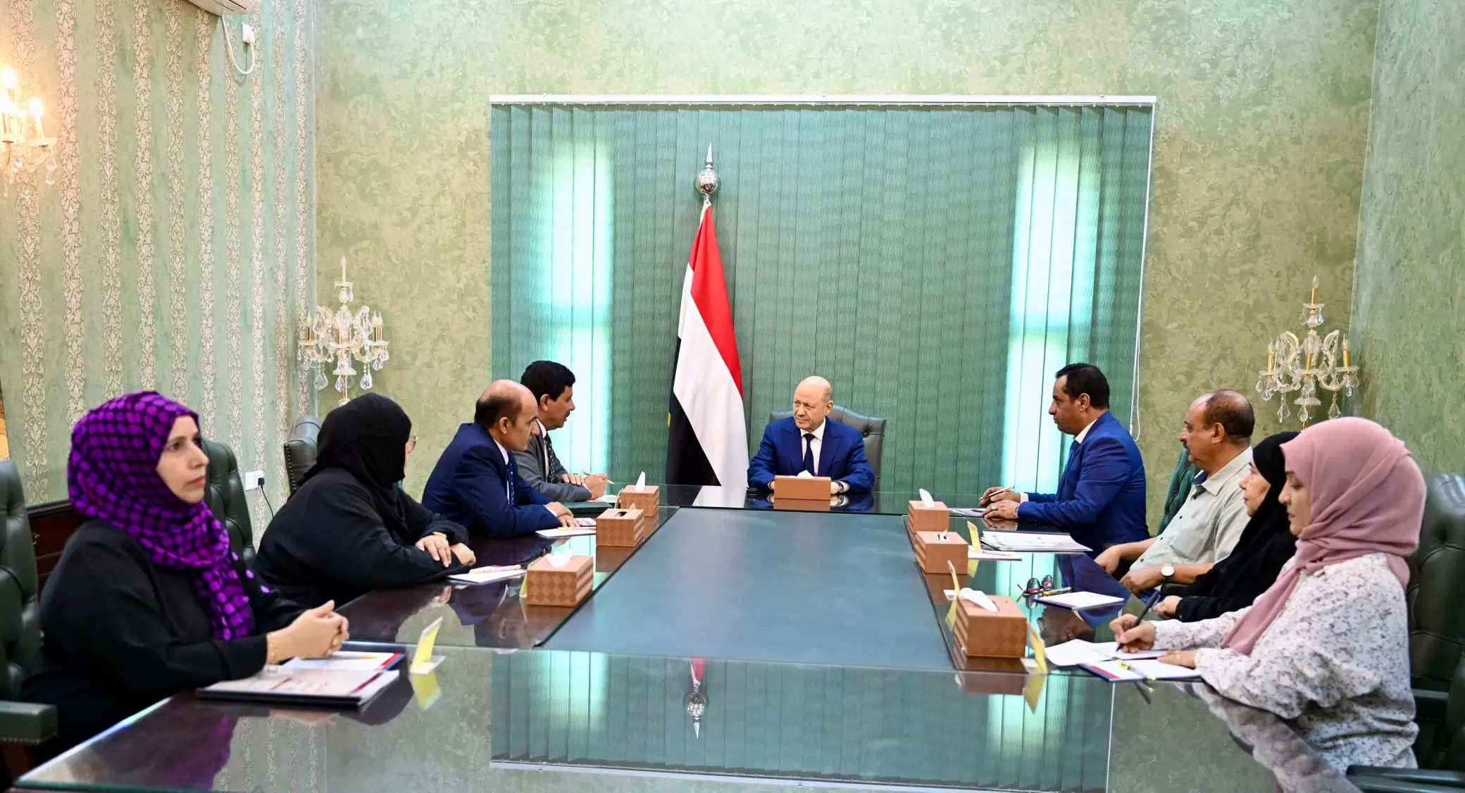 الرئيس العليمي يتسلم التقرير السنوي للجنة الوطنية الموثق لأكثر من 3 آلاف انتهاك