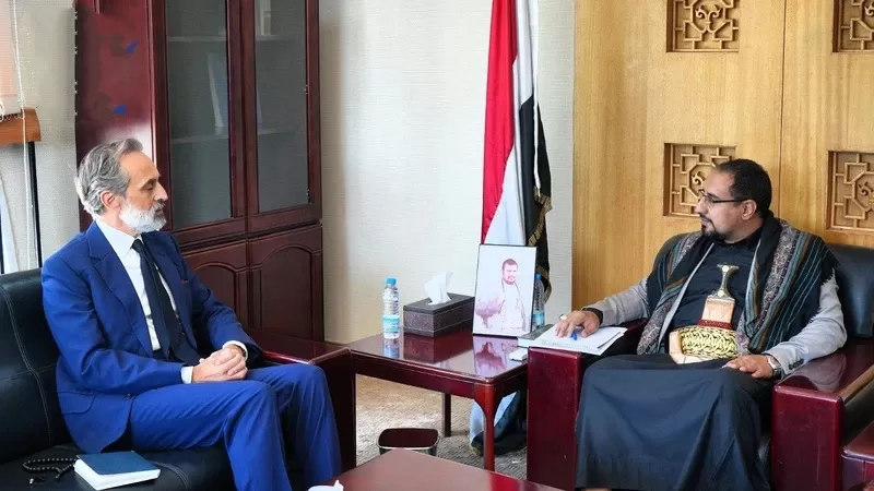 المنسق الأممي يطالب الحوثيين بالإفراج الفوري عن موظفي الأمم المتحدة وإعادة المنهوبات