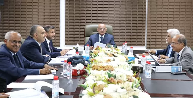 البنك المركزي يقر إجراءات لمعالجة شح السيولة ويؤكد تشديد الرقابة على التحويلات