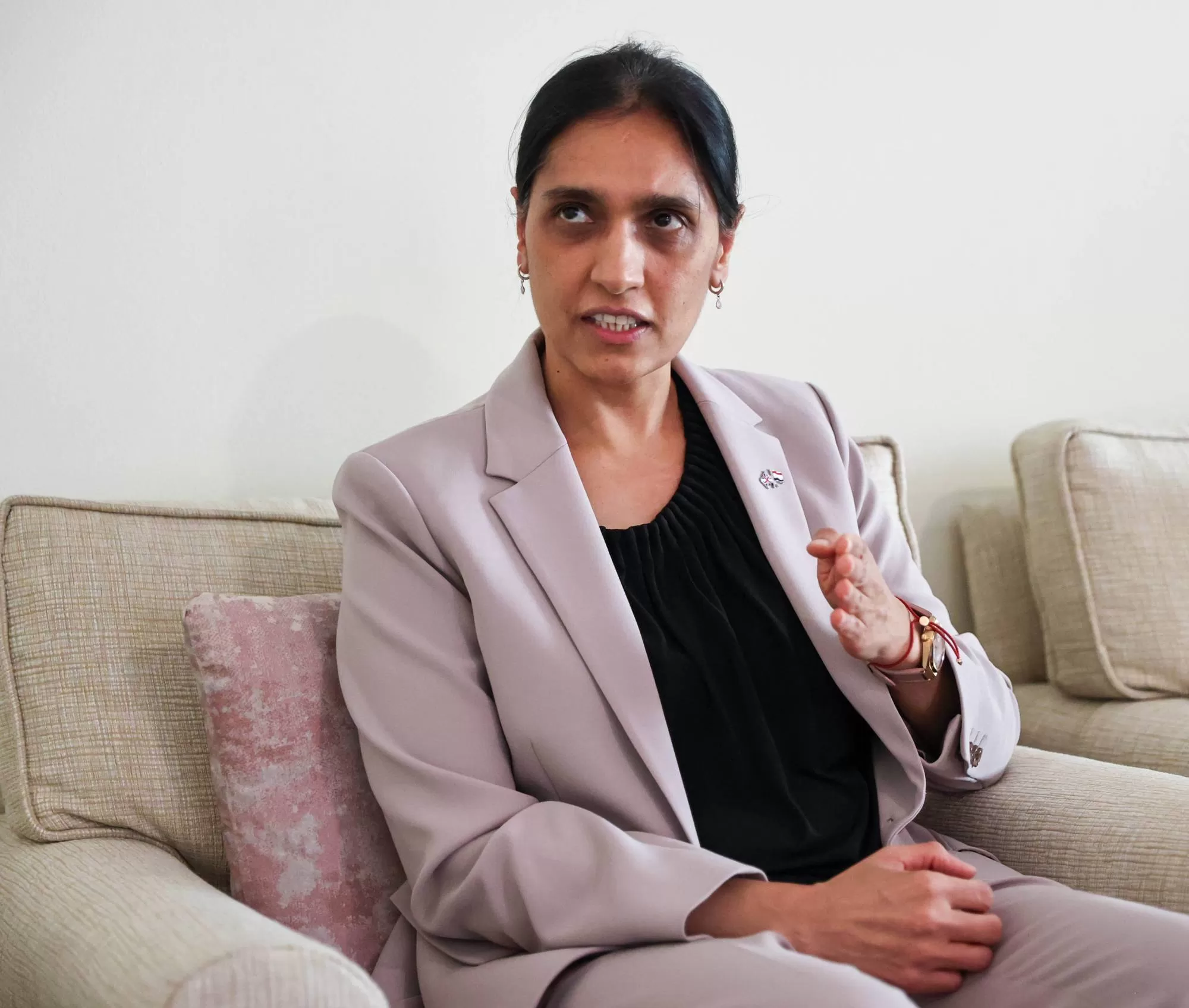 السفيرة البريطانية: وحدة القيادة اليمنية شرط للاستقرار والانقسام مكسب للحوثيين