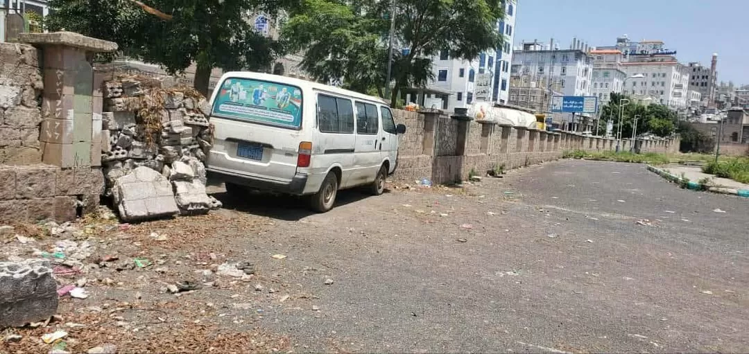 الحوثيون يهدمون أجزاء من سور جامعة إب لإنشاء ساحة لمناسباتهم