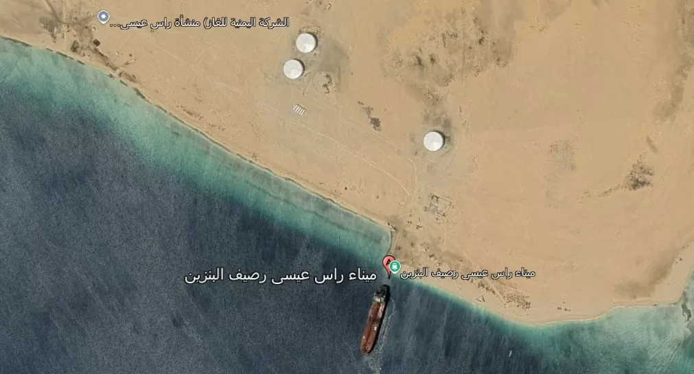 حريق هائل في ناقلة غاز بميناء رأس عيسى إثر هجمات بطائرات مسيرة