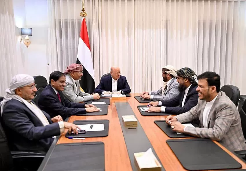 المجلس الرئاسي يؤكد التزامه بالقيادة الجماعية ويوجه بمراجعة القرارات الصادرة منذ تشكيله