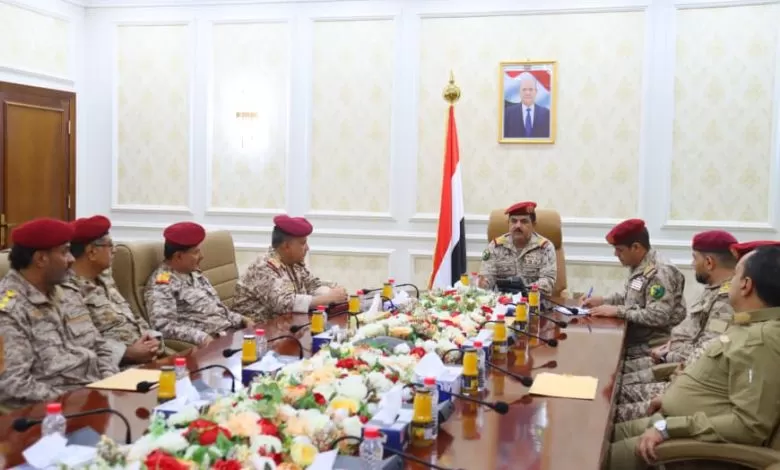 وزير الدفاع يؤكد دعم جبهات تعز وتعزيز التنسيق الأمني لملاحقة قتلة المشهري
