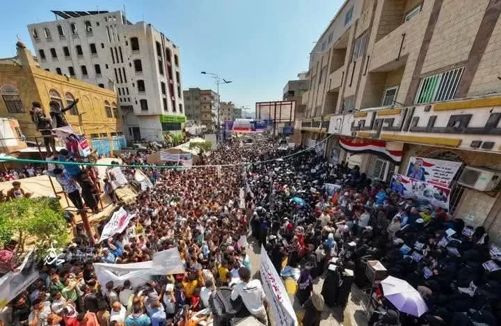 تظاهرة حاشدة في تعز للمطالبة بالقبض على منفذي جريمة اغتيال المشهري