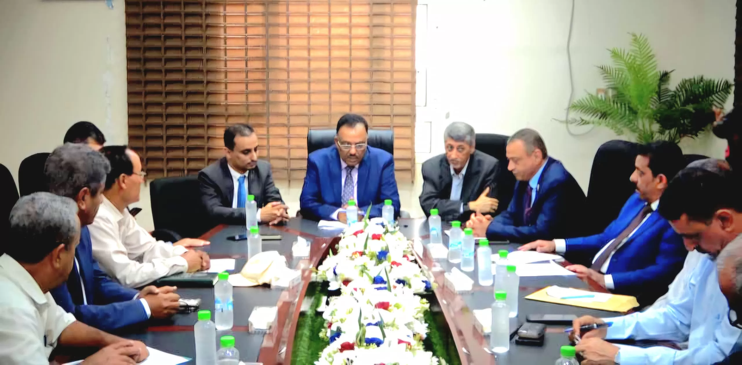 اجتماع في عدن يقر تسهيل دخول البضائع العالقة ويلزم بتصاريح مسبقة