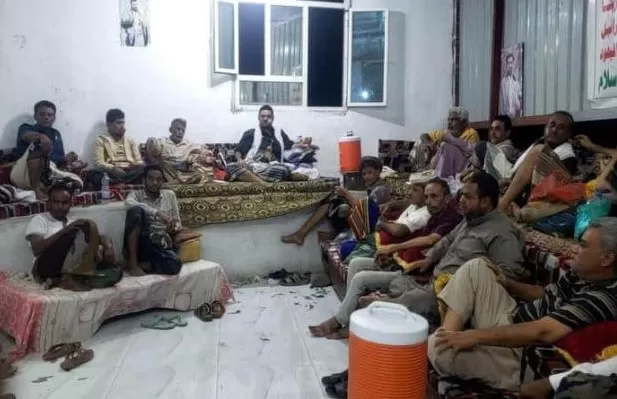 اتهامات للحوثيين بسرقة مساعدات ضحايا القصف الإسرائيلي في الحديدة (تفاصيل)