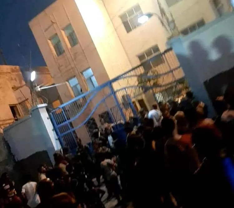 احتجاجات أمام قسم شرطة التواهي بعدن عقب اقتحامه وإخراج سجين بالقوة