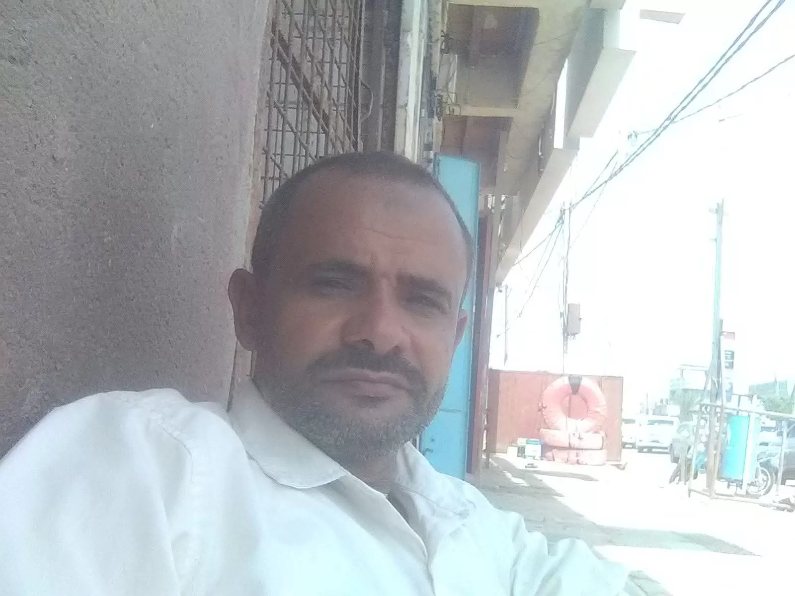 تربوي من المخا يشكو احتجازه وتعذيبه نفسيًا من قبل قوات طارق صالح