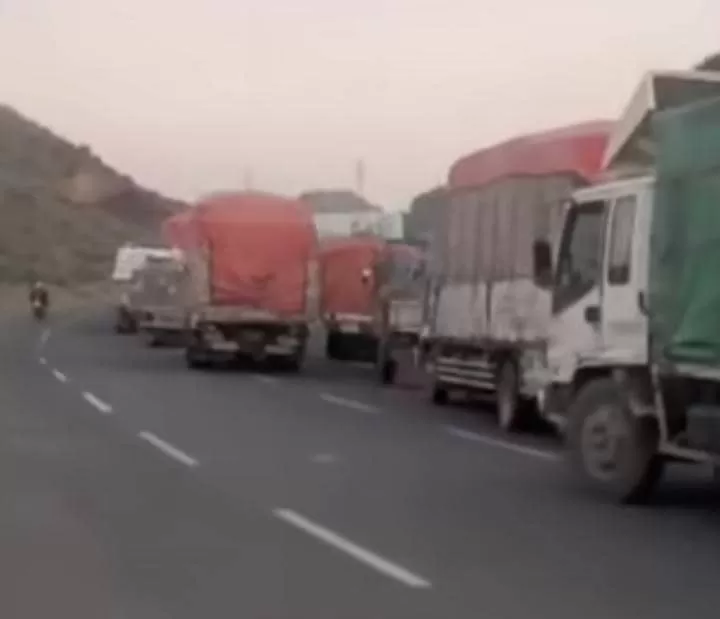 الحوثيون يعيدون نقاط الجباية شمال تعز ويحتجزون شاحنات لابتزاز السائقين