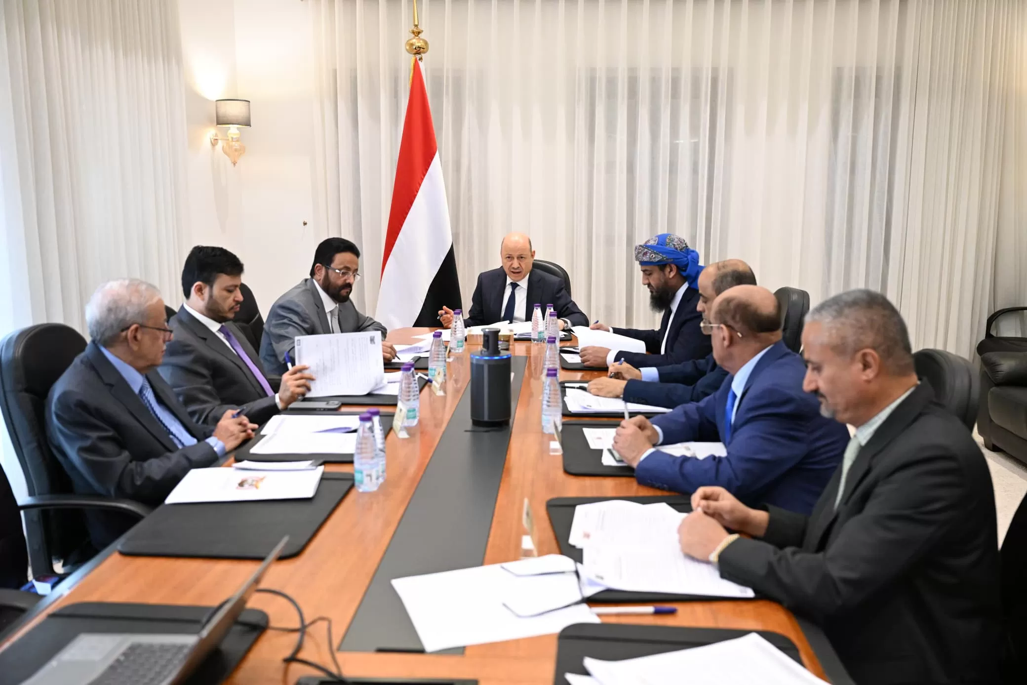 "الرئاسي" يقر حزمة إجراءات لتعزيز الإصلاحات ودعم استقرار الاقتصاد الوطني