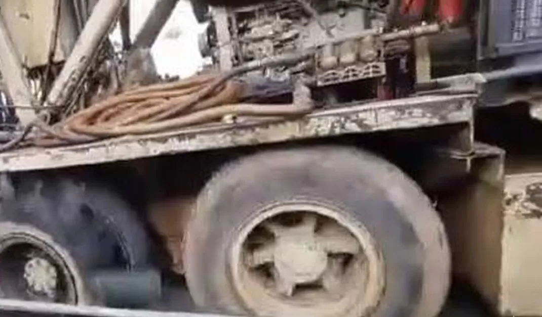 قيادي حوثي يطلق النار على حفار مياه وينهب أدواته في بني صريم بعمران