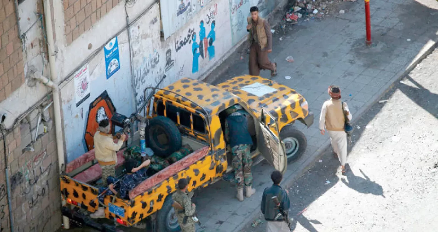 قوة أمنية للحوثيين تداهم منزل تاجر في صنعاء وتنقله لجهة مجهولة