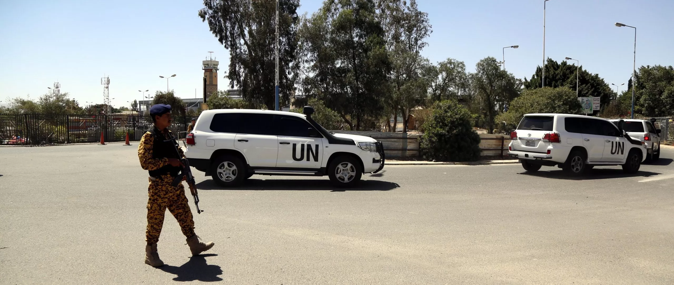 أسر العاملين الإنسانيين تحذّر رعاة مشاورات مسقط من إخفاء الحوثيين لذويهم