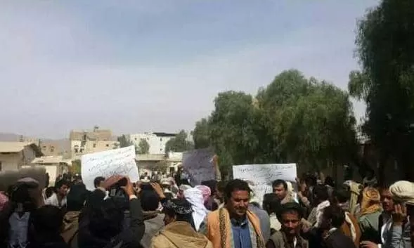 قبائل عمران تحتج على إفراج الحوثيين عن متهمين بقتل أحد مشايخهم