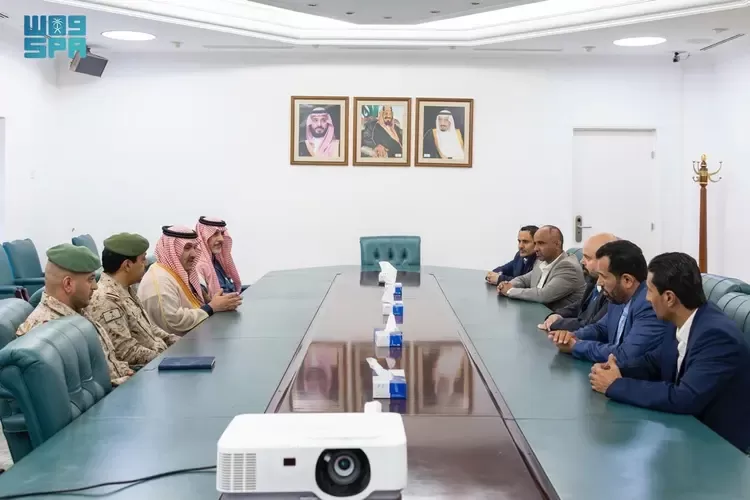 السفير آل جابر يلتقي الوفد المفاوض لتسريع الإفراج عن المحتجزين في اليمن