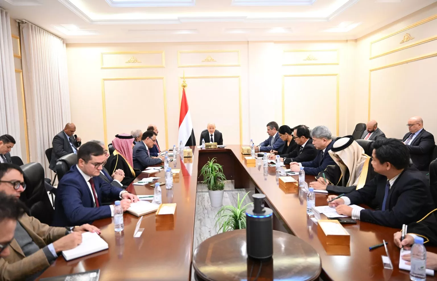 العليمي يطالب المجتمع الدولي بتحويل قرارات الشرعية إلى إجراءات ملزمة في مجلس الأمن