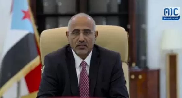 الزُبيدي يناور لتقويض سلطة الشرعية ويوجه رسائل طمأنة غير مباشرة لتجنب التصعيد