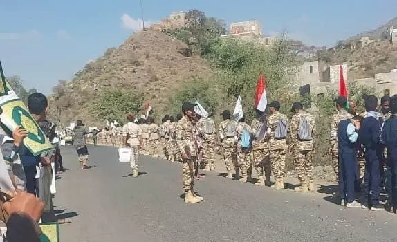 الحوثيون يواصلون التحشيد واستعراض القوة العسكرية شمال تعز