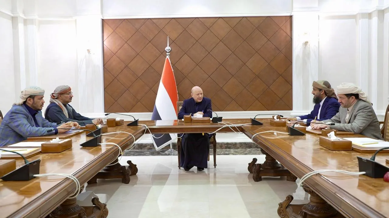 "الرئاسي" يُسقط عضوية عيدروس الزبيدي ويحيله للنائب العام بتهمة الخيانة العظمى