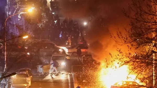 واشنطن تدعو رعاياها لمغادرة إيران وسط تحركات عسكرية محتملة