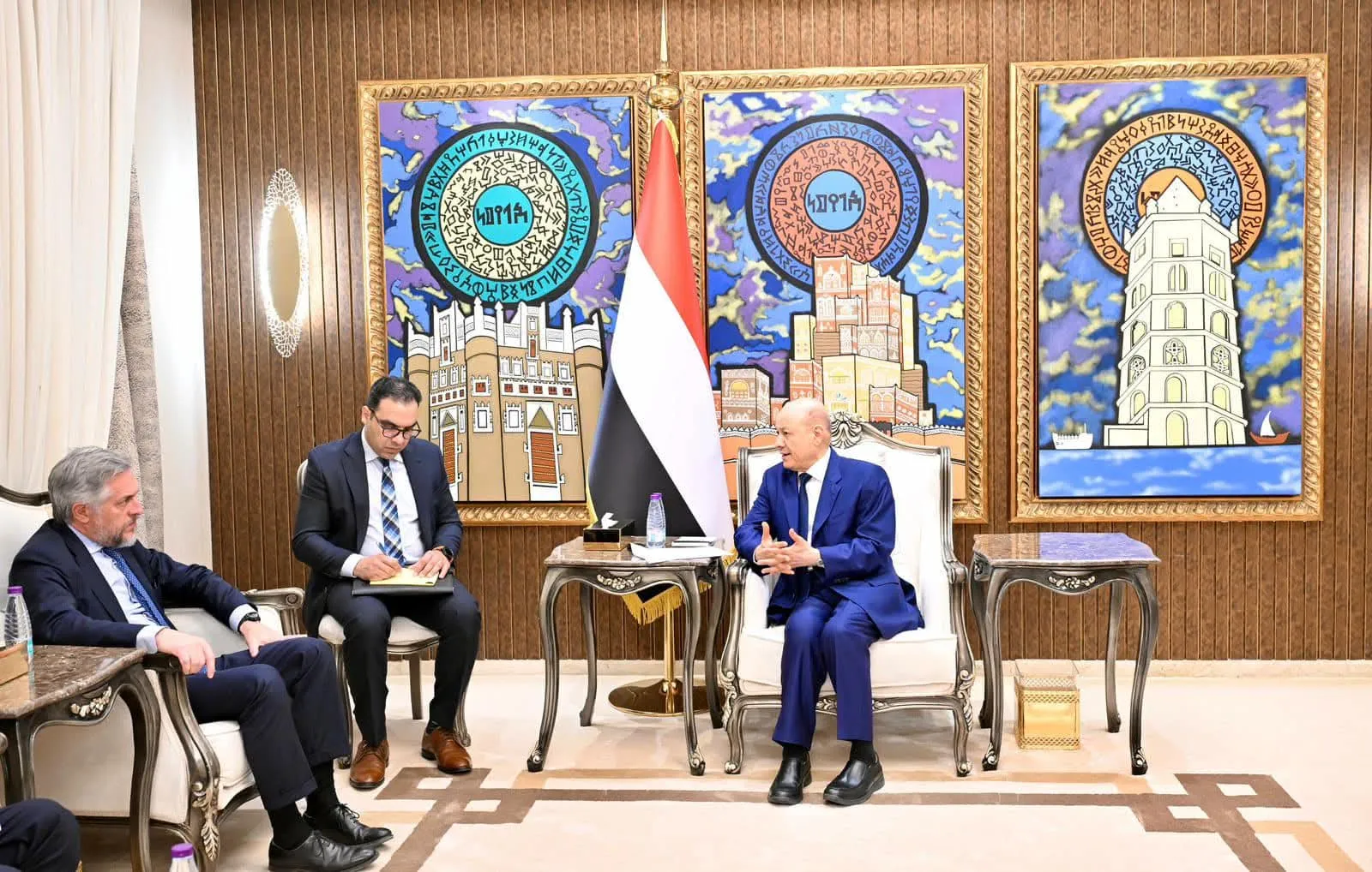 الرئيس: الحوثيون "جذر الخراب" وتوحيد القوات خطوة مفصلية لاستعادة الدولة