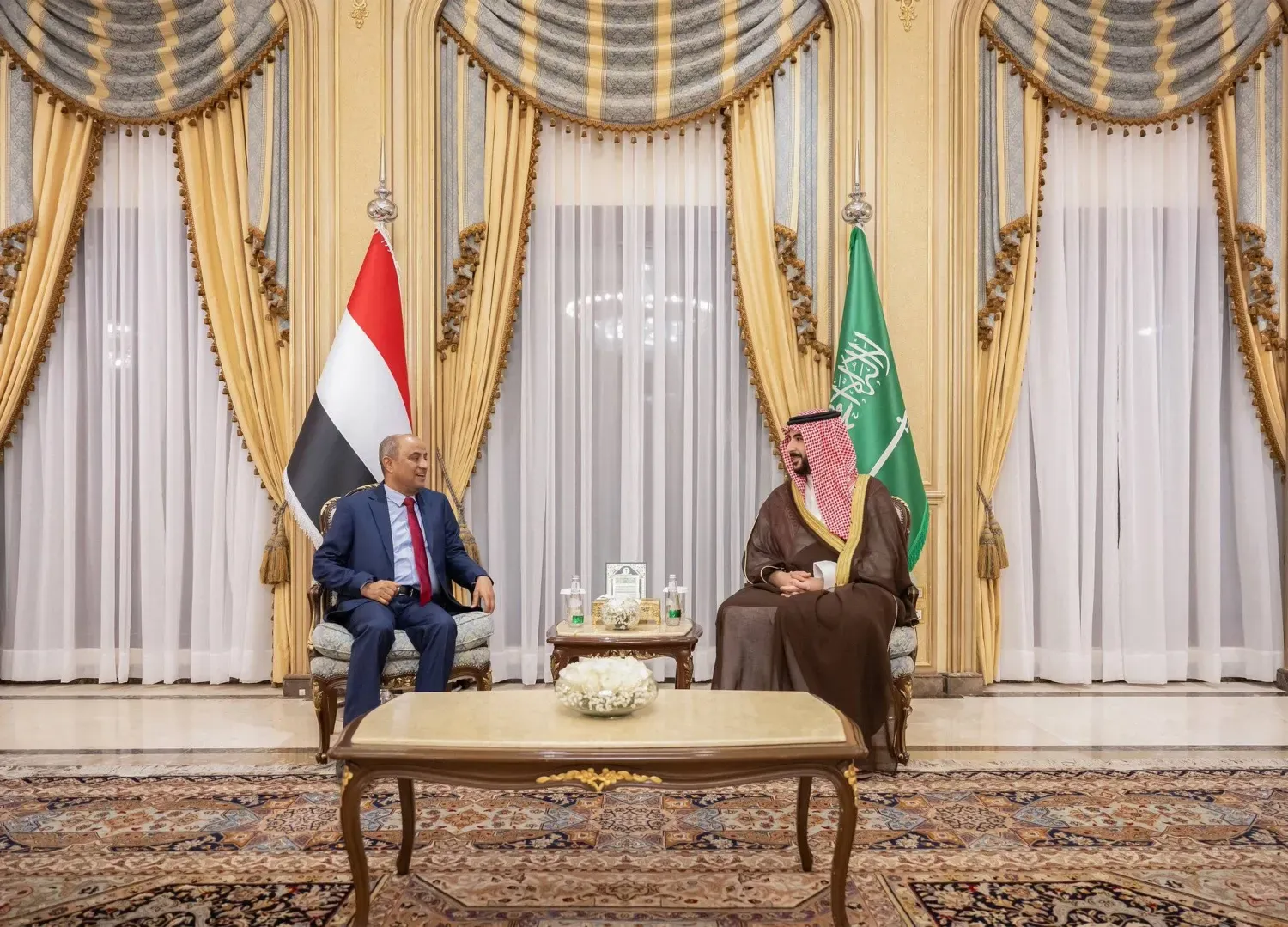 الحكومة تعلن عن دعم سعودي بـ90 مليون دولار لصرف مرتبات موظفي الدولة