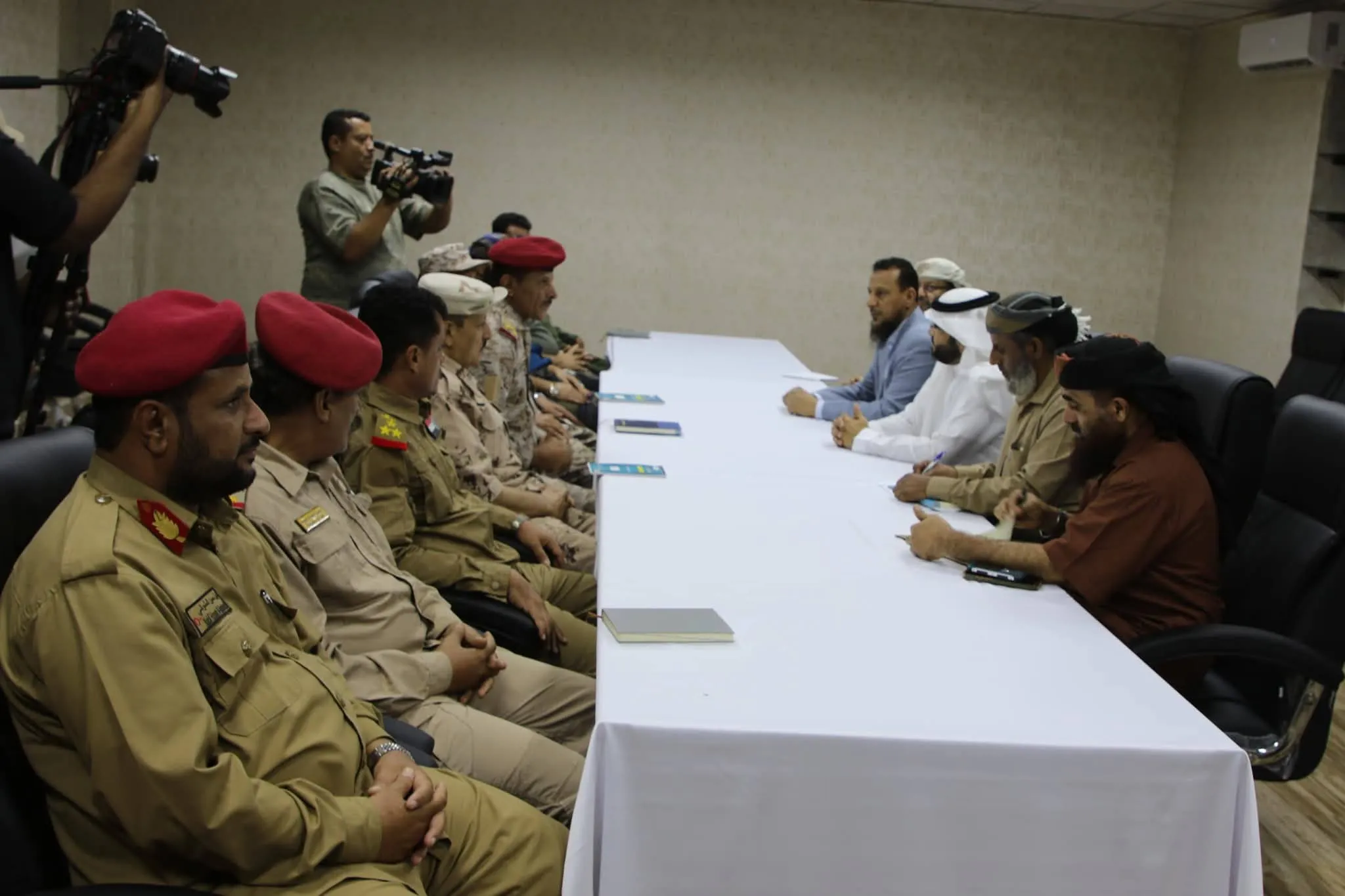 سلطات عدن وقيادة التحالف يقران خطة لنقل المعسكرات خارج العاصمة المؤقتة