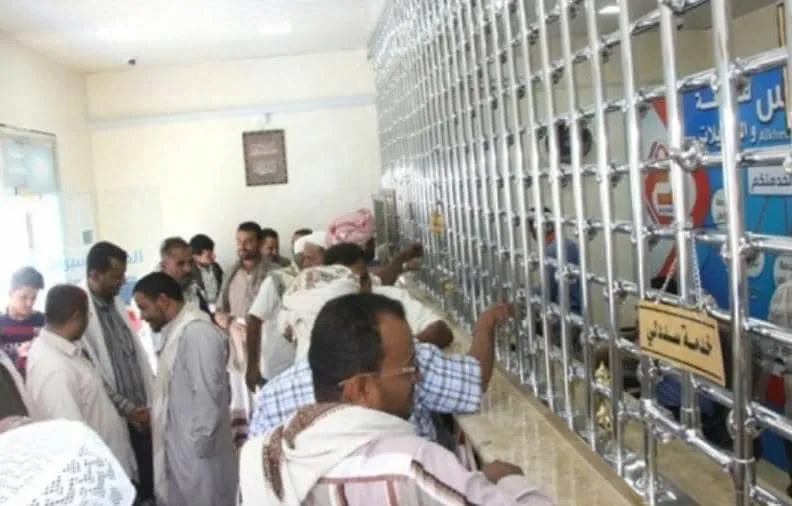 محلل اقتصادي: شح السيولة سببه ضخ مبالغ كبيرة من العملة الصعبة للسوق استنزفت العملة المحلية