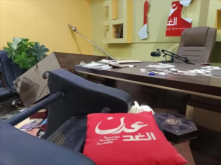عدن الغد تطالب بالتحقيق في اقتحام مسلح لمقرها أسفر عنه إصابة اثنين من موظفيها