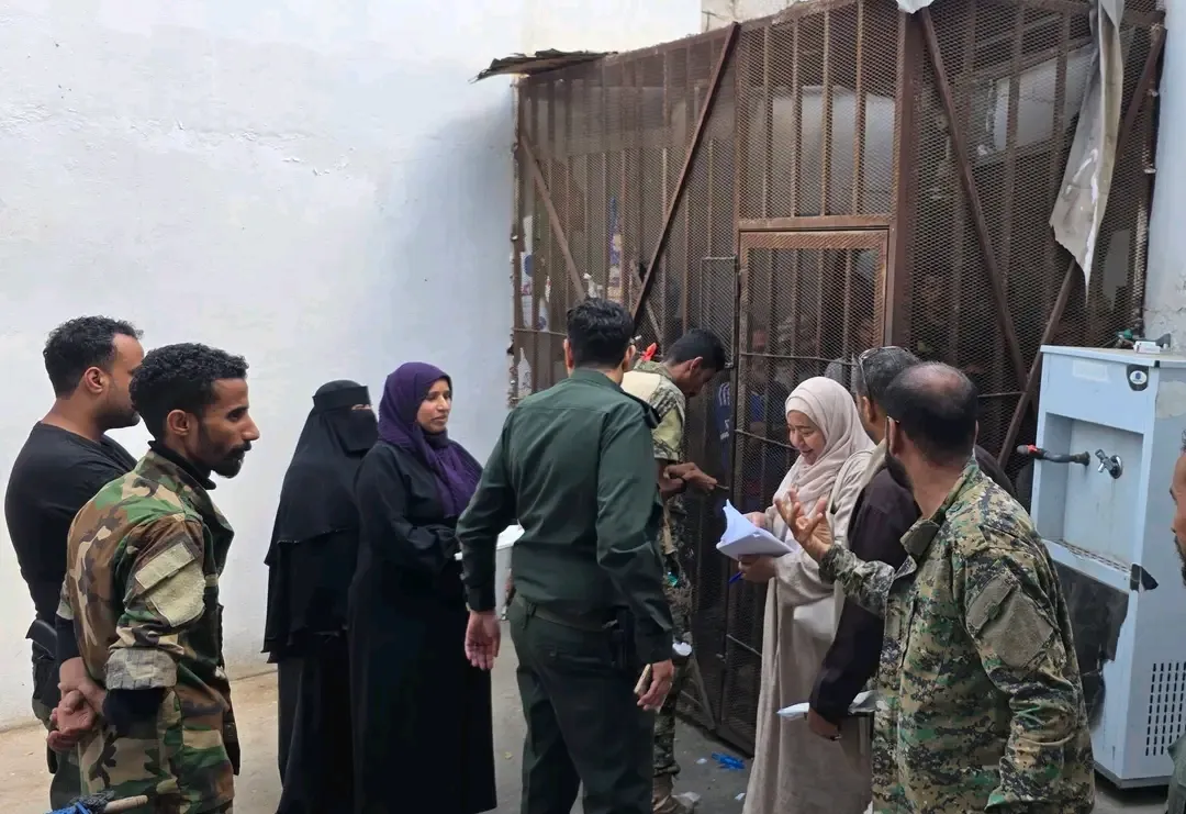 اللجنة الوطنية للتحقيق ترصد أوضاع الاحتجاز في عدن وتوثّق مطالب المحتجزين