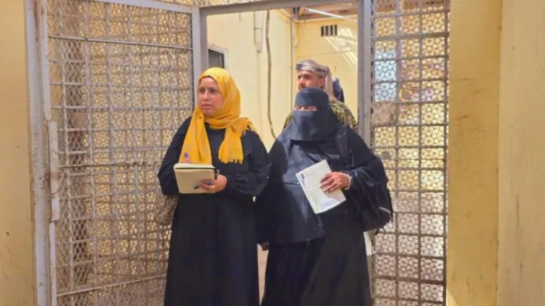 اللجنة الوطنية للتحقيق تطلع على أوضاع أكثر من 620 سجينًا ومحتجزًا في عدن