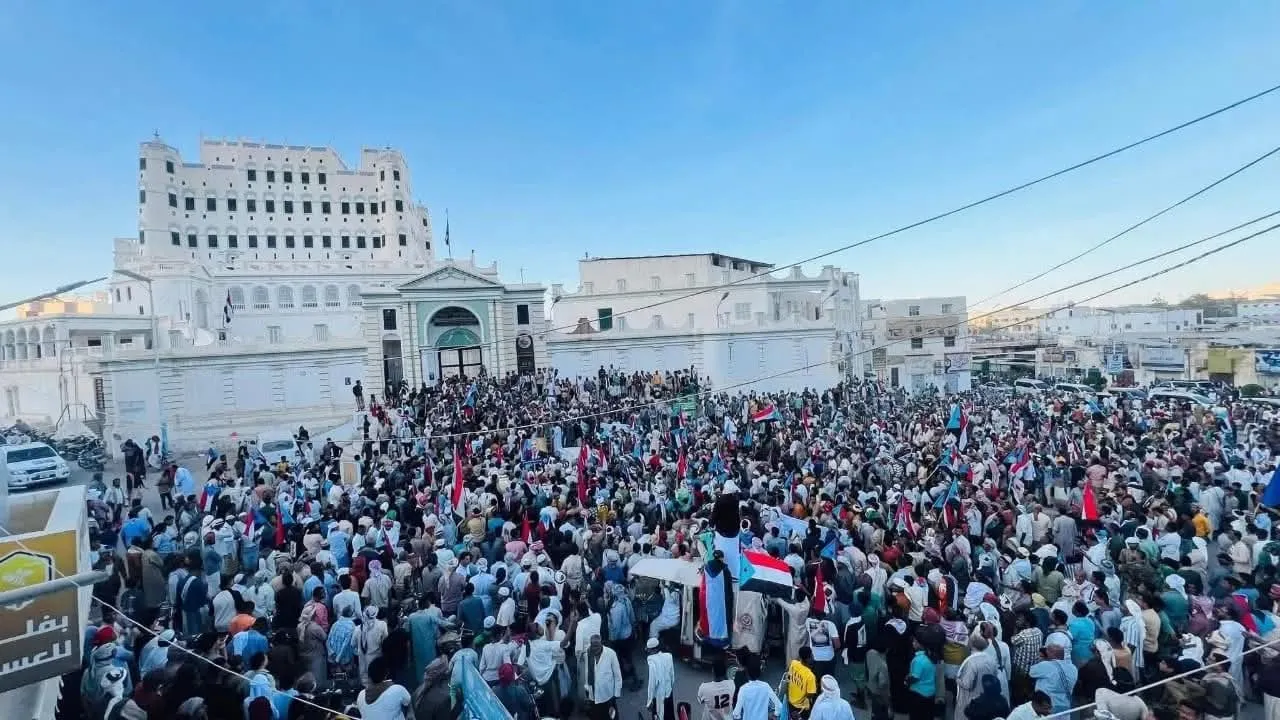 أعمال شغب في سيئون خلال مسيرة للانتقالي والسلطات تتوعد بإجراءات حازمة