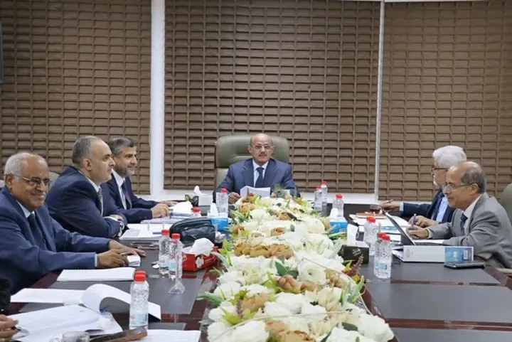 البنك المركزي يعقد اجتماعا استثنائيا بالتزامن مع تحسن طفيف في سعر الريال