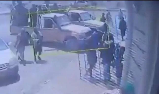 قيادي حوثي يقود حملة مسلحة لنهب أراضي منظور فيها أمام القضاء شمال صنعاء