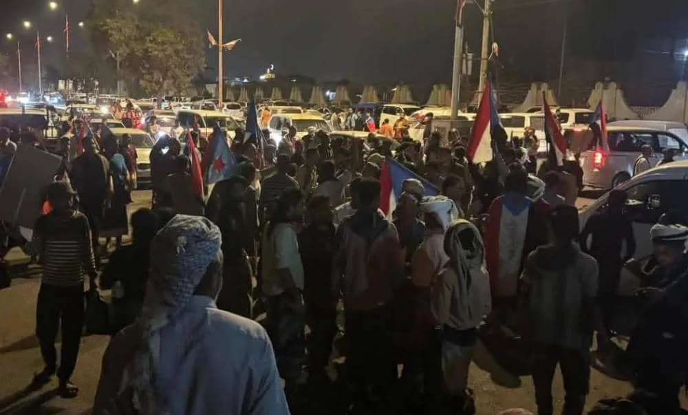 الانتقالي يصعد أمام بوابة قصر معاشيق في عدن لمحاولة إعاقة عمل الحكومة