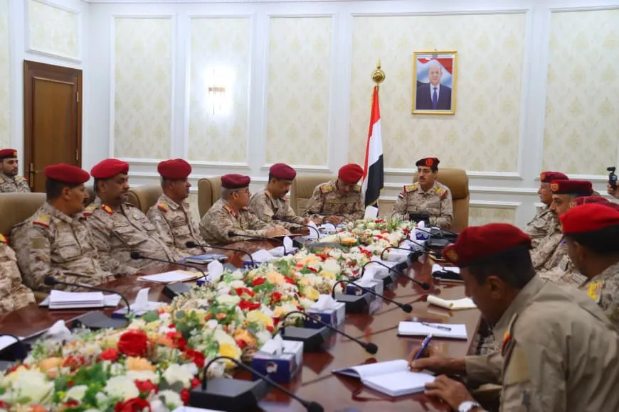 وزير الدفاع يشدد من عدن على تقييم الأداء وتطبيق الحوكمة الإلكترونية