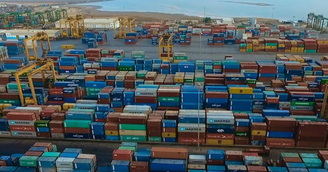 وزارة النقل تنفي فرض رسوم "مخاطر الحرب" على البضائع في الموانئ اليمنية