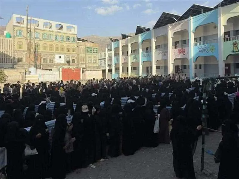 الحوثيون يمارسون سياسة الإفقار بمنع توزيع المساعدات في مناطق سيطرتهم