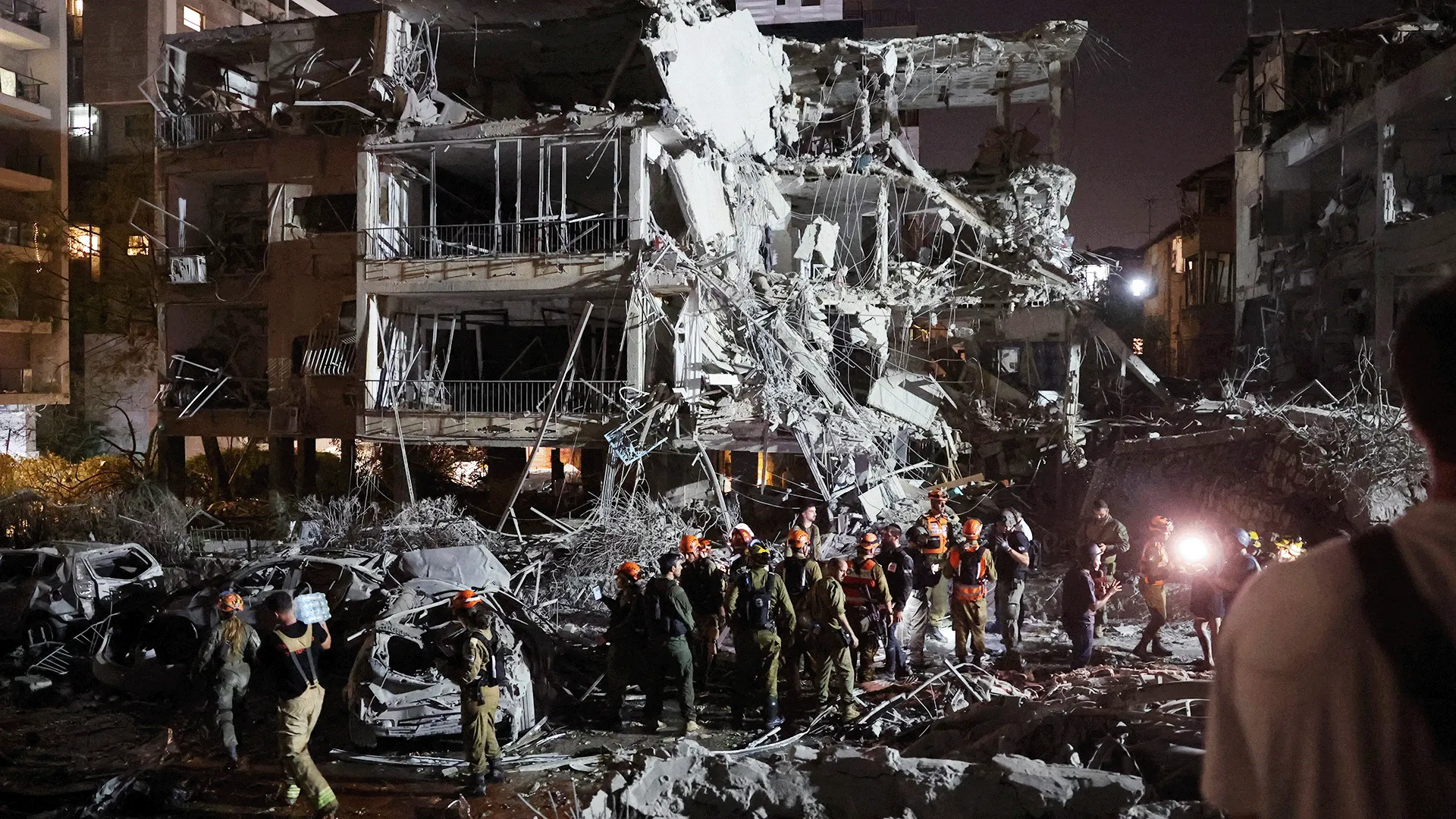 إيران تهدد بفتح جبهات جديدة في إطار التصعيد الإقليمي وتوقعات بانخراط الحوثيين (تفاصيل)