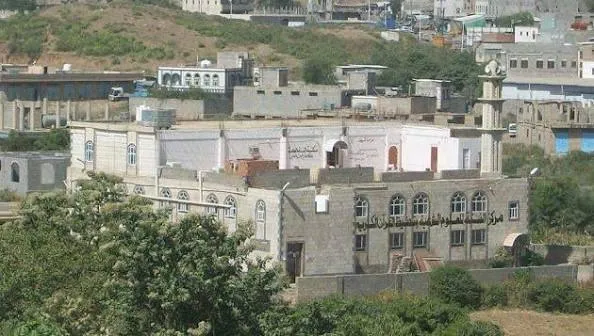 الحوثيون يغلقون مركز السنة في إب ويُهجّرون 70 أسرة